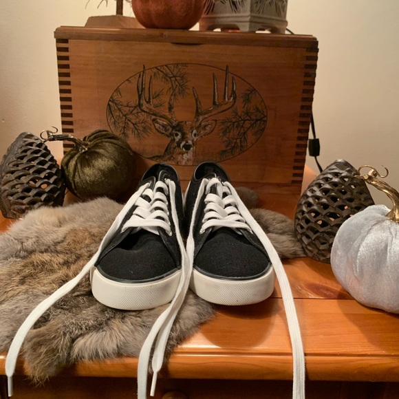 Gently Used Just Fab All Chill Sneaker. - Picture 2 of 10